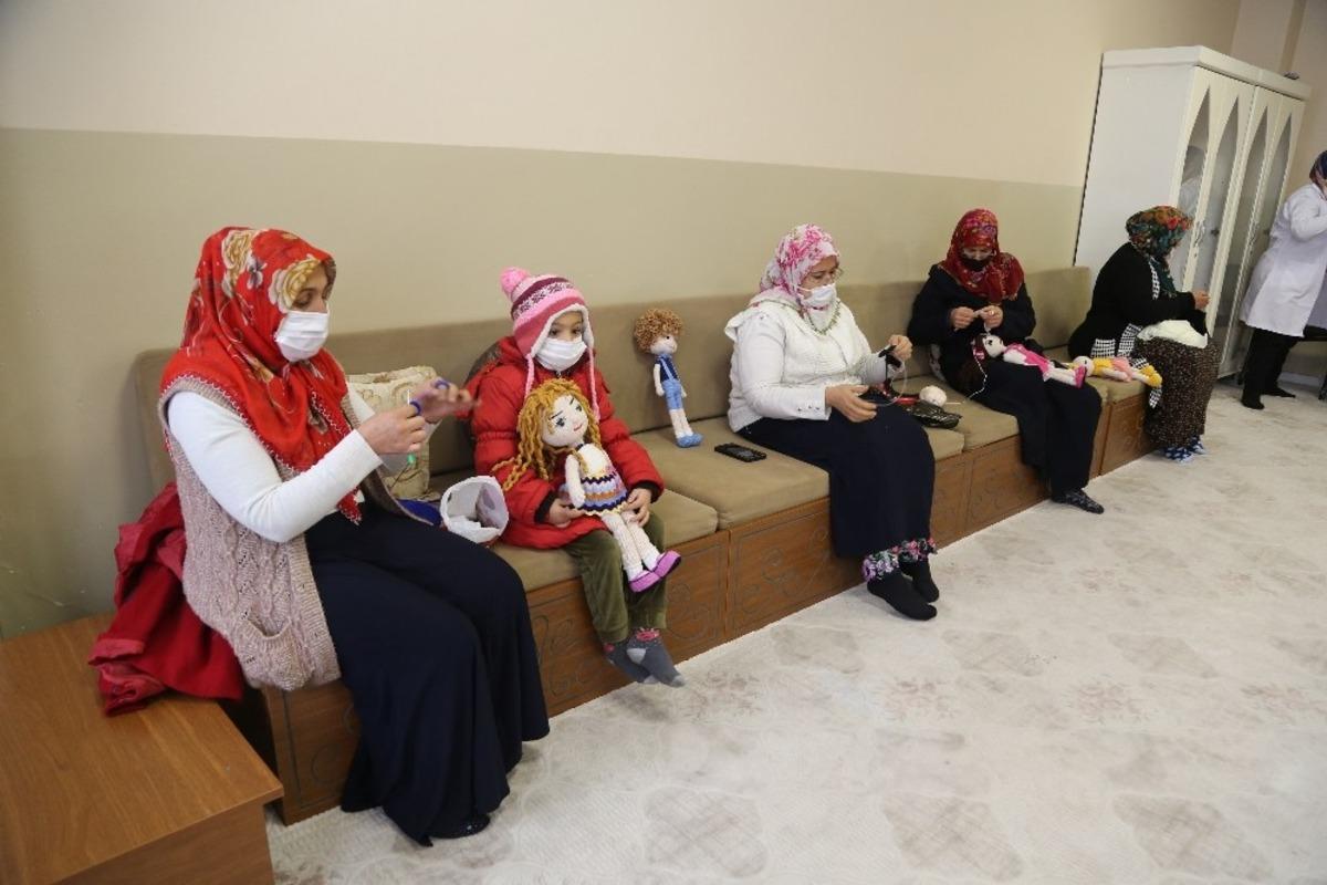 Kadınlar kurslarda hem eğleniyor hem de &ouml;ğreniyor