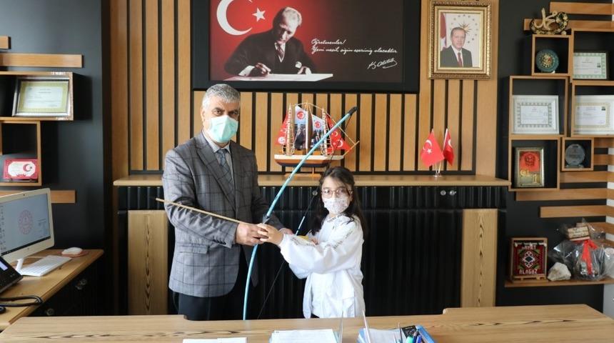 Bakan Selçuk’tan Adıyamanlı öğrenciye ok yay takımı