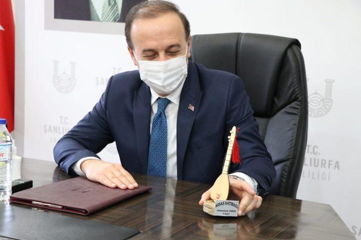 Minik bağlama hediyesi valiyi sevindirdi G1