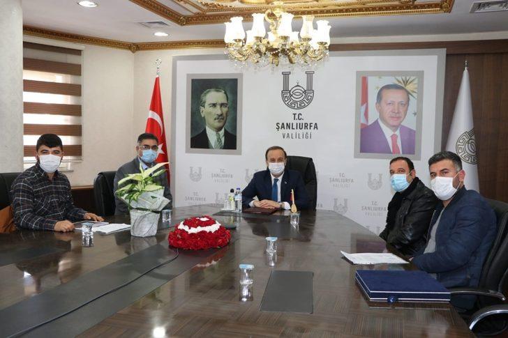 Minik bağlama hediyesi valiyi sevindirdi G2