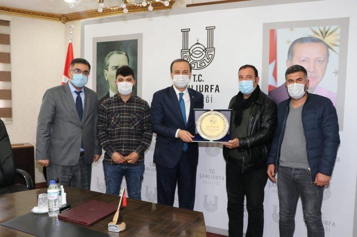 Minik bağlama hediyesi valiyi sevindirdi G4