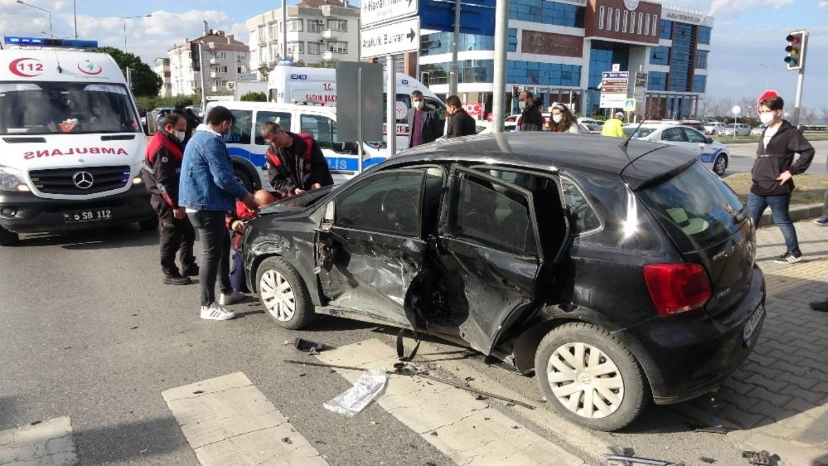 Samsun&rsquo;da kavşakta iki otomobil &ccedil;arpıştı: 5 yaralı