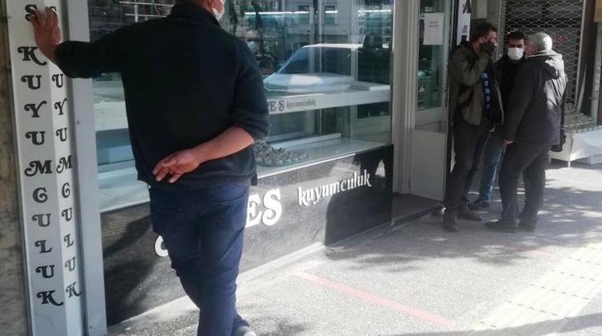 Milyonluk vurgun yaptığı iddia edilen kuyumcu polise teslim oldu