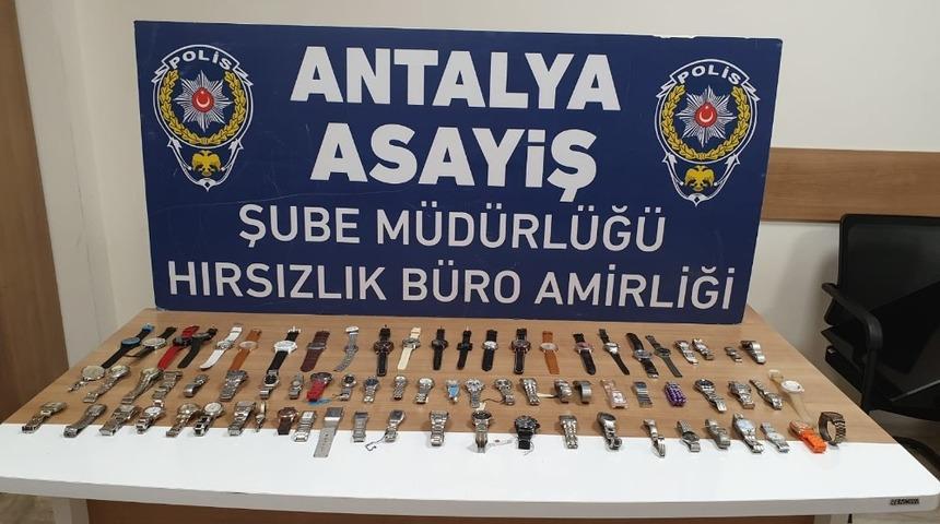 Kapıyı zorlayarak girdikleri iş yerinden 30 bin liralık saat çaldılar