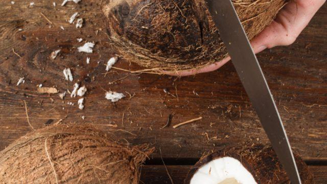 Matkap ya da testereye gerek yok! Hindistan cevizinin kırmanın en kolu meğer...