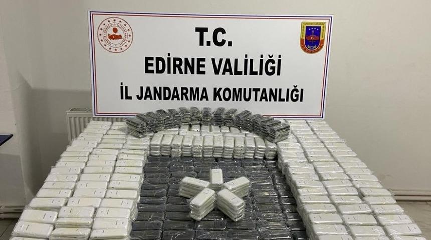 Edirne&rsquo;de 3 bin 500 adet g&uuml;mr&uuml;k ka&ccedil;ağı cep telefonu ele ge&ccedil;irildi