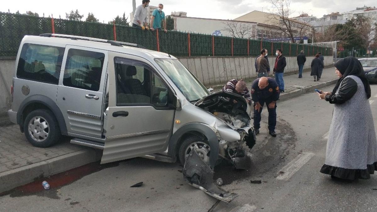 Ara&ccedil; duvara &ccedil;arptı, s&uuml;r&uuml;c&uuml; şok ge&ccedil;iren kızını teselli etti
