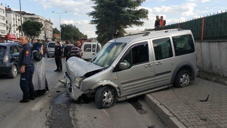 Araç duvara çarptı, sürücü şok geçiren kızını teselli etti G2