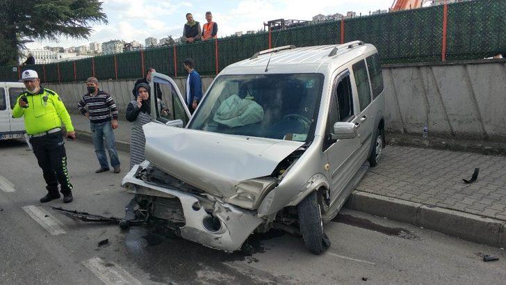 Araç duvara çarptı, sürücü şok geçiren kızını teselli etti G3