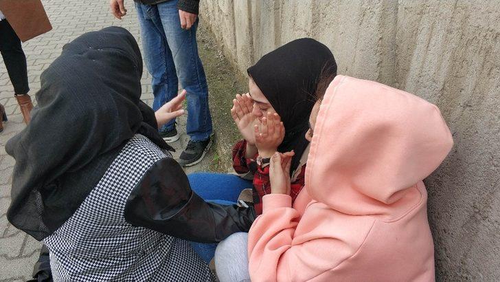 Araç duvara çarptı, sürücü şok geçiren kızını teselli etti G5