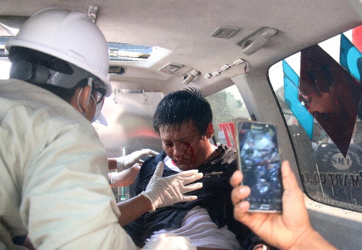 Myanmar&rsquo;da darbe karşıtı protestoculara plastik mermili m&uuml;dahale: 4 yaralı