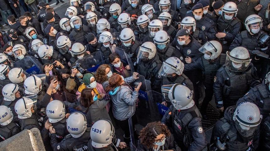 Hukuk&ccedil;ulardan Boğazi&ccedil;i tutuklamalarına tepki: 'Hi&ccedil;bir &ouml;ğrencinin tutuklanma gerek&ccedil;esinde 'ter&ouml;r &ouml;rg&uuml;t&uuml; &uuml;yeliği' su&ccedil;laması yok'