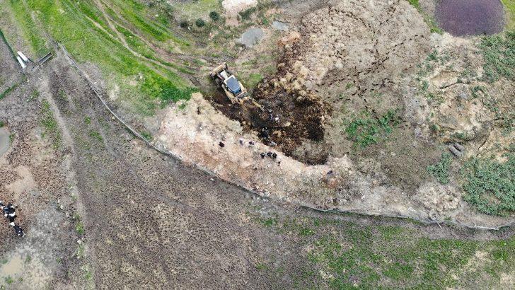 Çukurda mahsur kalan ineği kurtarma operasyonu havadan görüntülendi G3