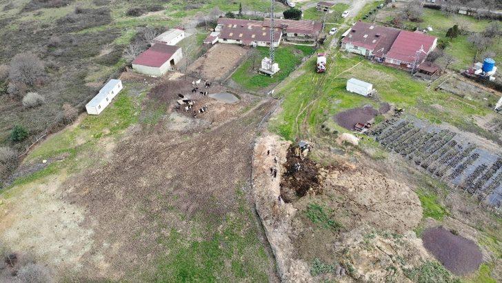 Çukurda mahsur kalan ineği kurtarma operasyonu havadan görüntülendi G4