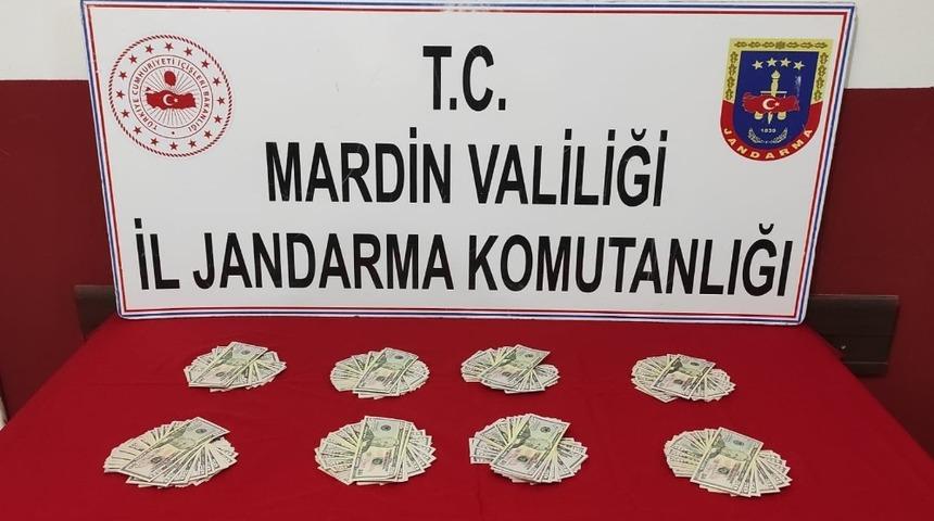 Mardin&rsquo;de durdurulan ara&ccedil;ta sahte 20 bin dolar ele ge&ccedil;irildi