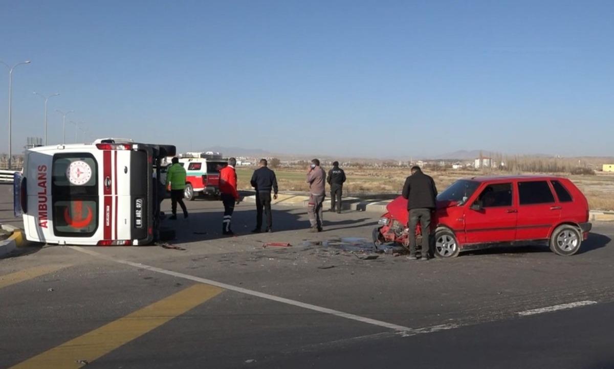 Şerit ihlali yapan otomobil ambulansa &ccedil;arptı: 5 yaralı