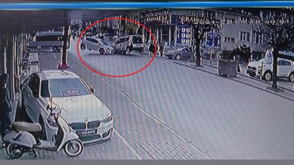 Kafa kafaya &ccedil;arpışan ara&ccedil;lardan biri yayaya &ccedil;arptı: 3 yaralı