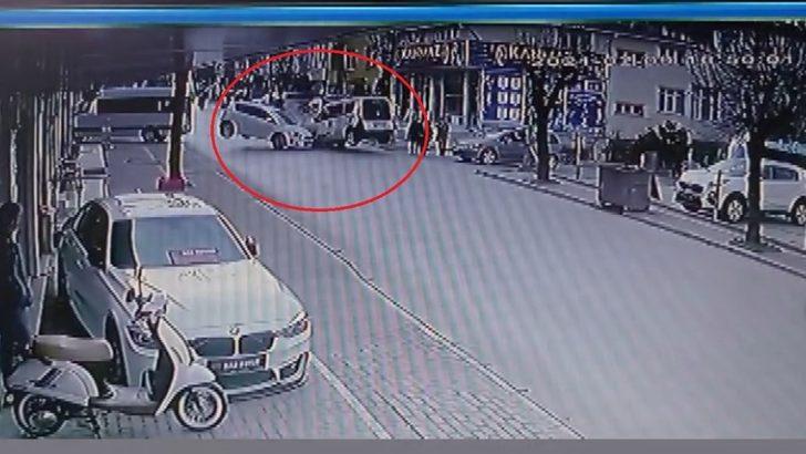 Kafa kafaya çarpışan araçlardan biri yayaya çarptı: 3 yaralı G1