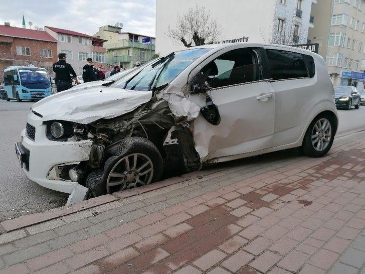 Kafa kafaya çarpışan araçlardan biri yayaya çarptı: 3 yaralı G3