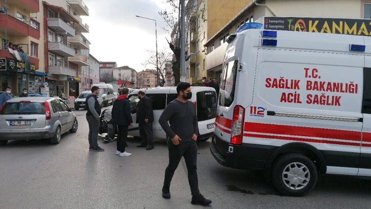 Kafa kafaya çarpışan araçlardan biri yayaya çarptı: 3 yaralı G4