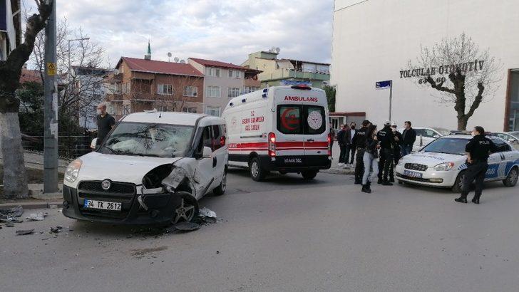 Kafa kafaya çarpışan araçlardan biri yayaya çarptı: 3 yaralı G5