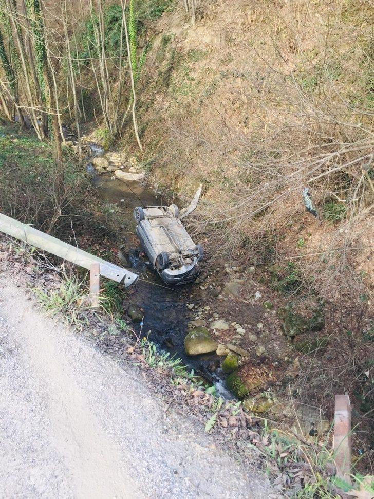 Otomobil dereye uçtu: 1 yaralı G2