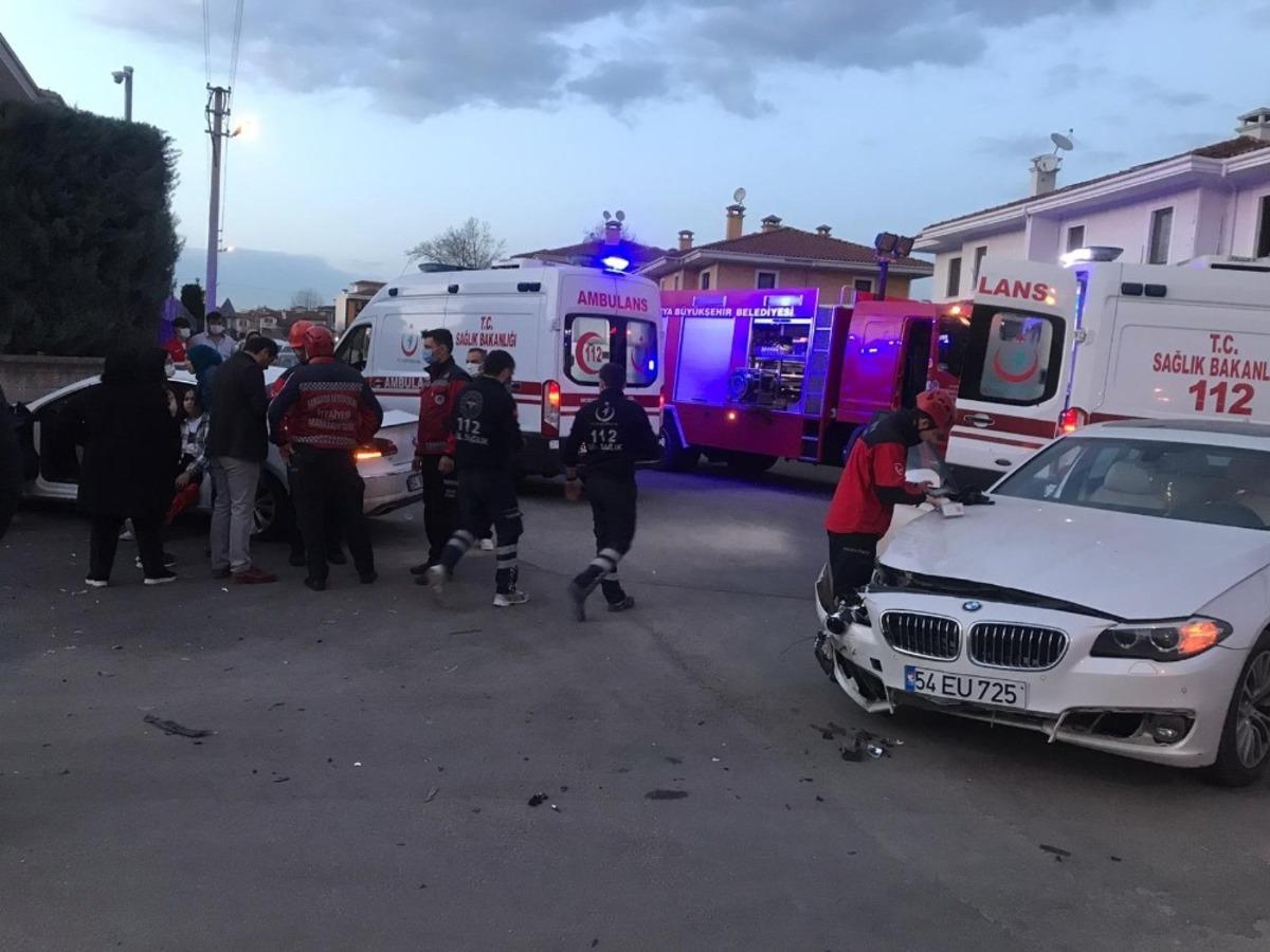 İki l&uuml;ks otomobil kafa kafaya &ccedil;arpıştı: 5 yaralı