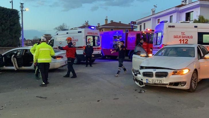 İki lüks otomobil kafa kafaya çarpıştı: 5 yaralı G2