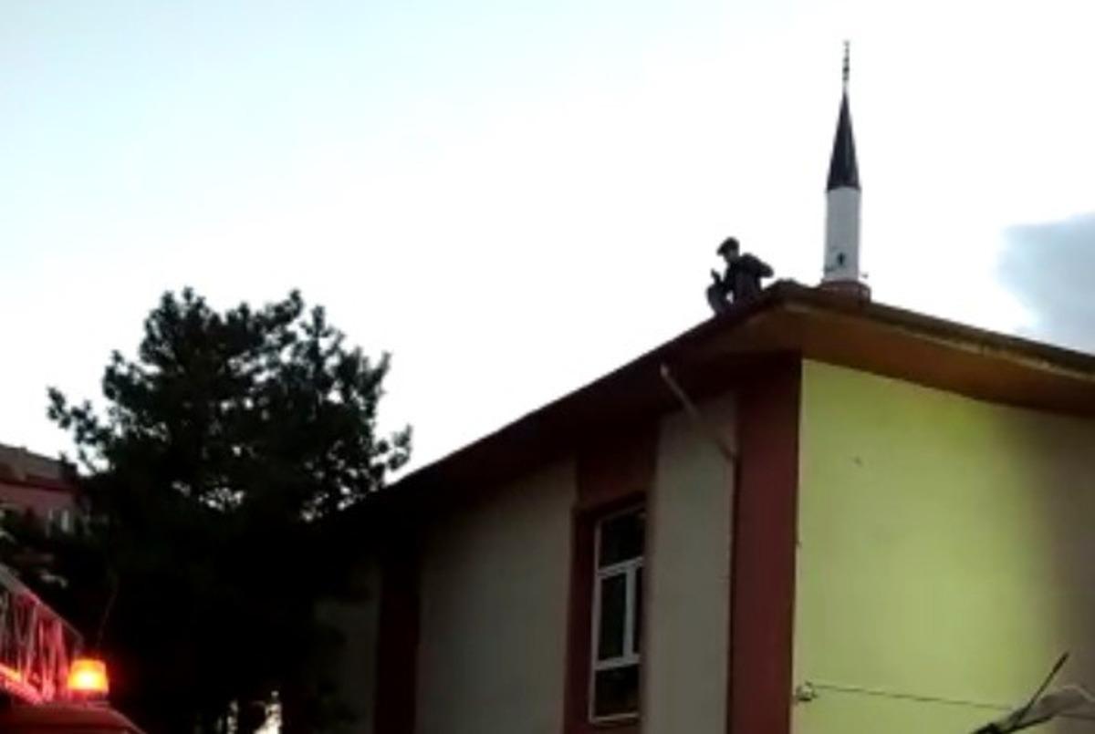 &Ccedil;atıda mahsur kalan gencin imdadına itfaiye yetişti