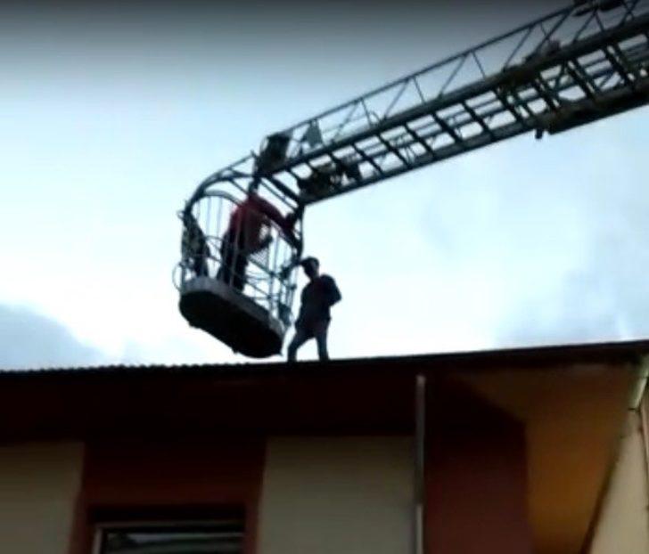 Çatıda mahsur kalan gencin imdadına itfaiye yetişti G3