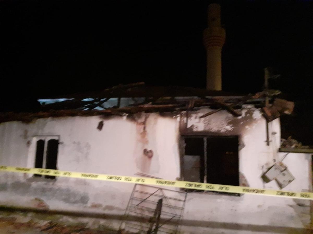 Akhisar&rsquo;da cami lojmanında yangın: 1 &ouml;l&uuml;, 2 yaralı