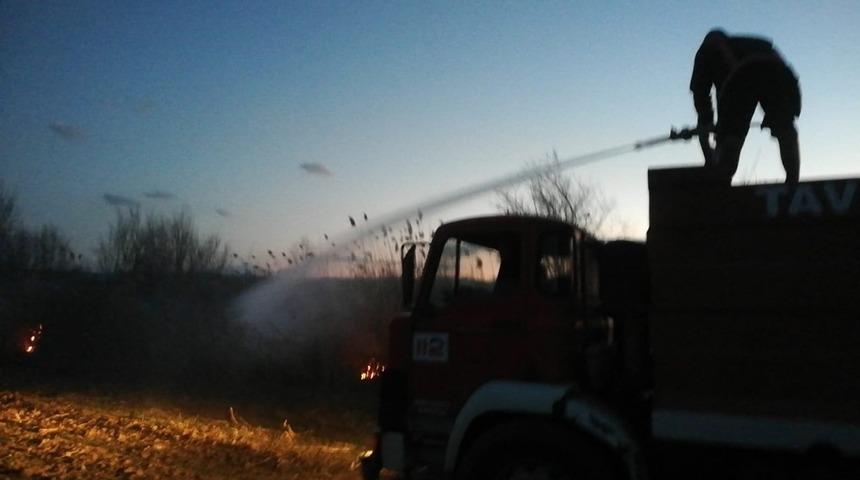 Tavşanlı&rsquo;da anız yangını b&uuml;y&uuml;meden s&ouml;nd&uuml;r&uuml;ld&uuml;