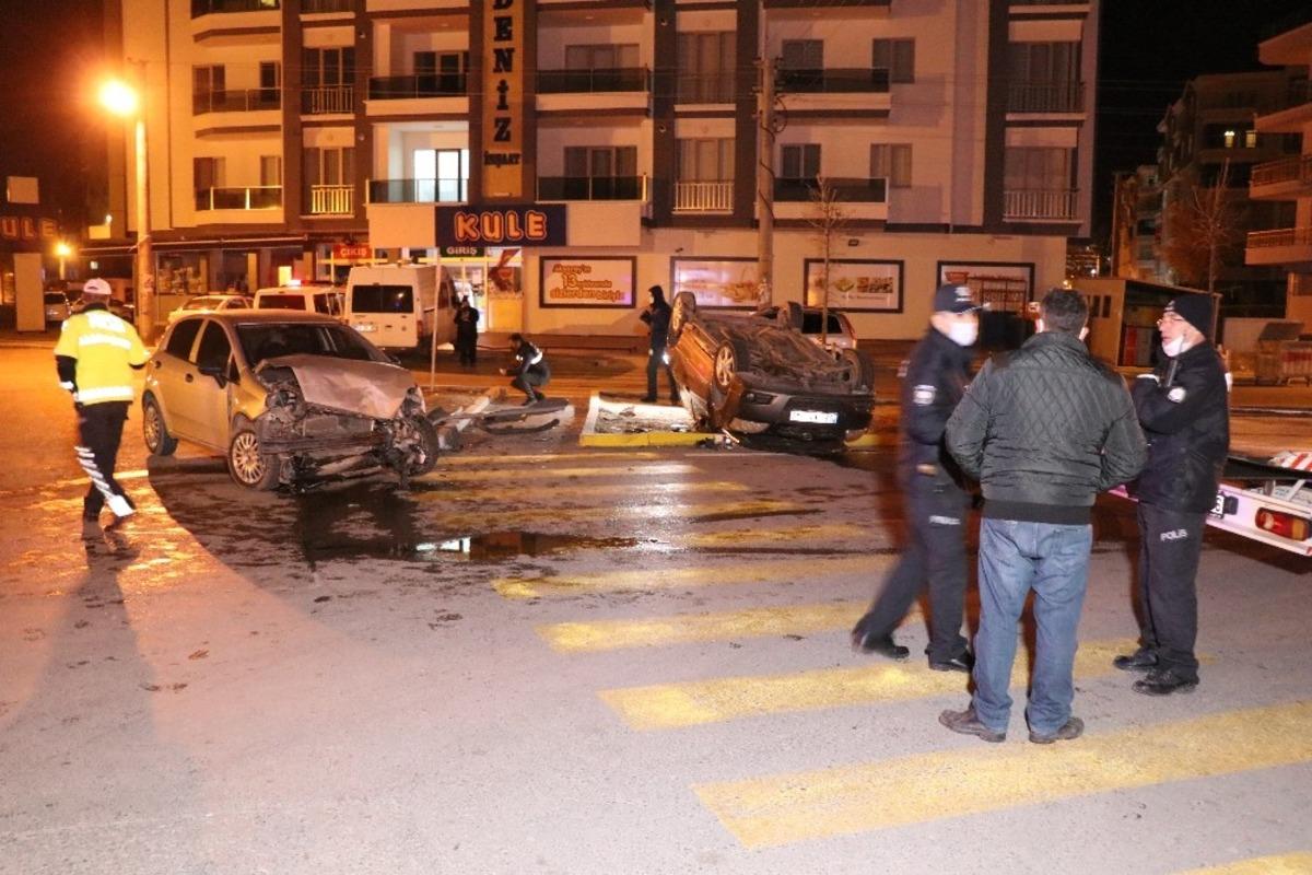 İki otomobilin hurdaya d&ouml;nd&uuml;ğ&uuml; kazada 1&rsquo;i bebek 7 yaralı