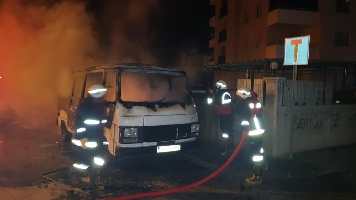 Park halindeki minib&uuml;s alev topuna d&ouml;nd&uuml;
