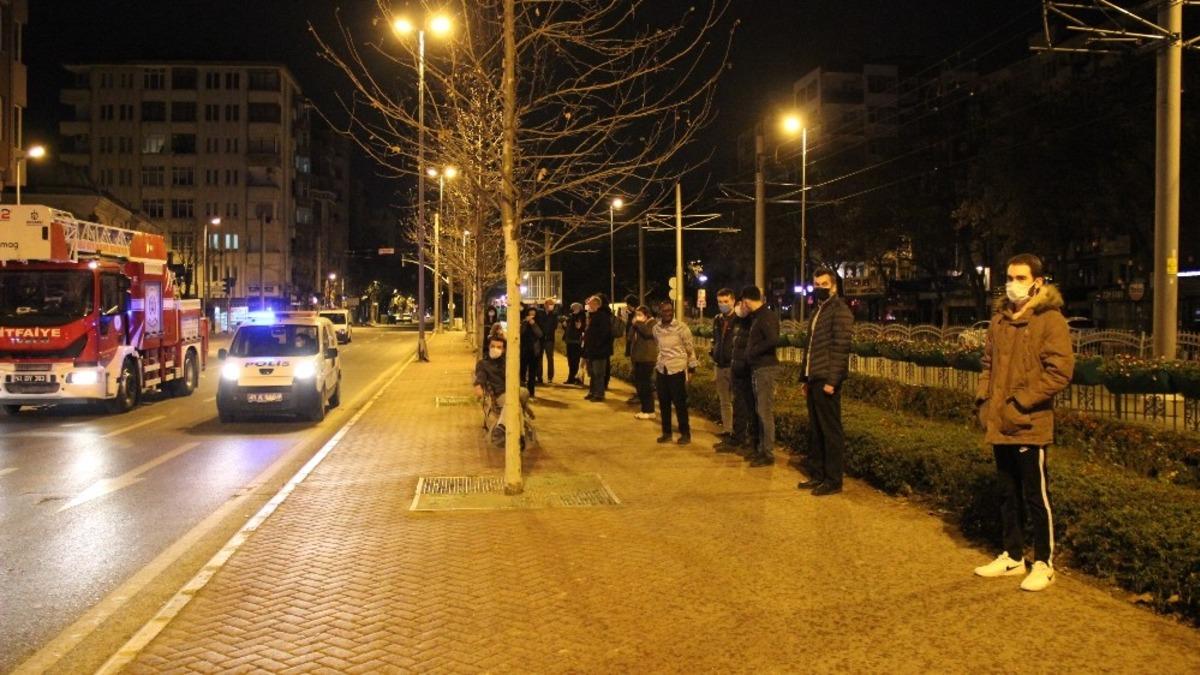 İş yerinde &ccedil;ıkan yangın bina sakinlerini sokağa d&ouml;kt&uuml;