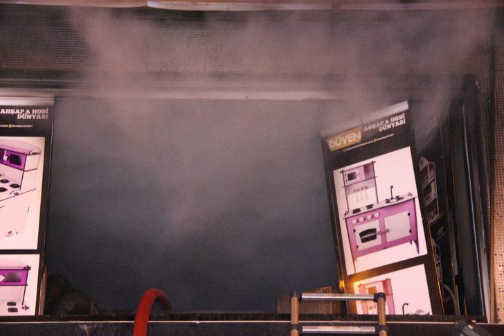 İş yerinde çıkan yangın bina sakinlerini sokağa döktü G5