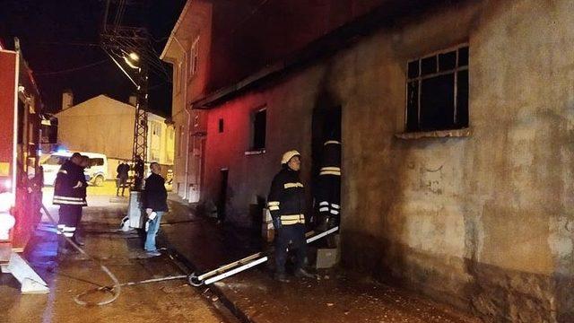 Metruk binada yangın çıktı