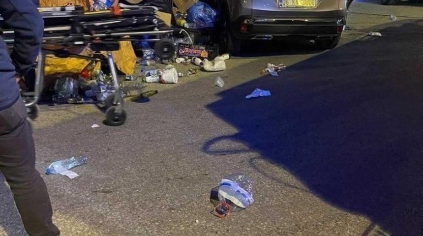 Başkent’te kağıt toplayıcısı araç ile otomobil kafa kafaya çarpıştı: 5 yaralı