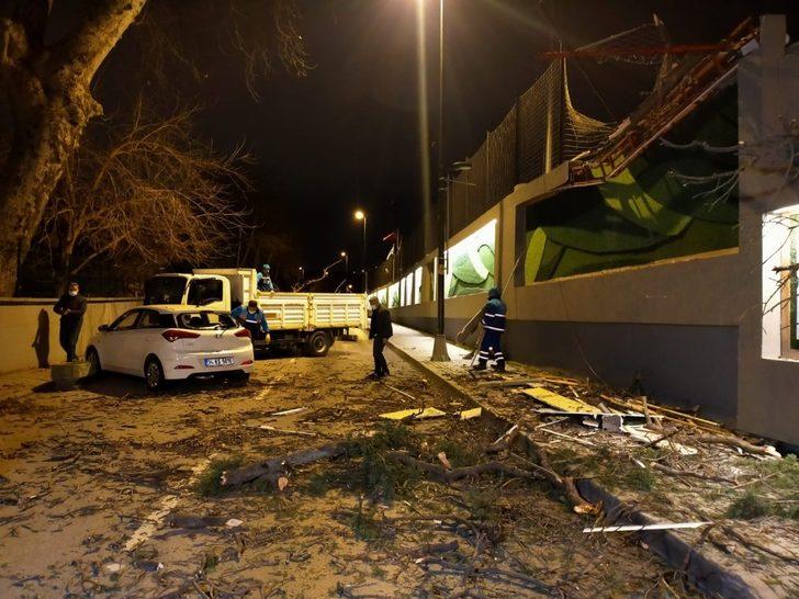 TFF bahçesindeki çınar ağacı şiddetli rüzgara dayanamayarak devrildi G2