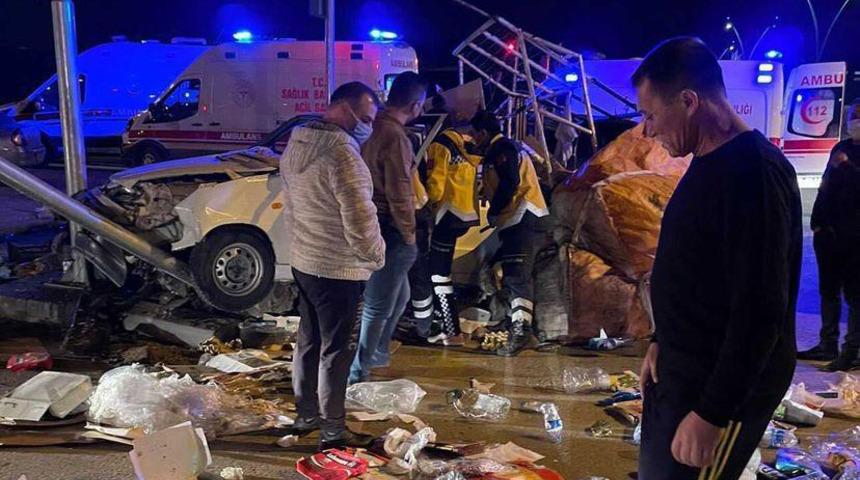 Otomobil ile hurda kağıt yüklü kamyonet çarpıştı: 5 yaralı