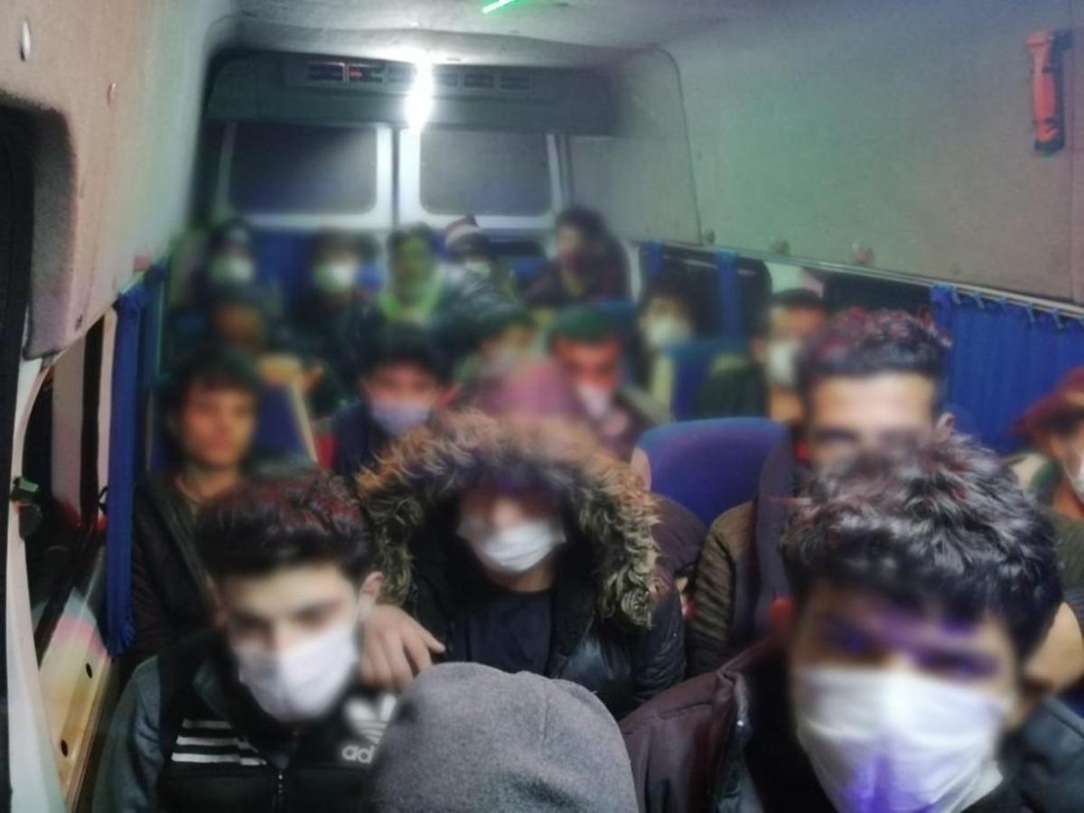 Eskişehir&rsquo;de 4 ara&ccedil;ta 63 d&uuml;zensiz g&ouml;&ccedil;men yakalandı