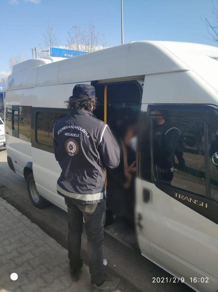 Eskişehir’de 4 araçta 63 düzensiz göçmen yakalandı G3