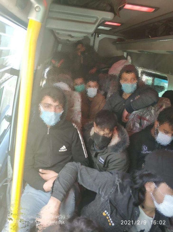 Eskişehir’de 4 araçta 63 düzensiz göçmen yakalandı G4