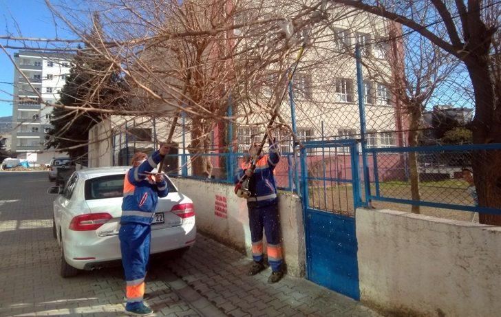 Kozan’da yol kenarlarındaki ağaçlar budanıyor G3