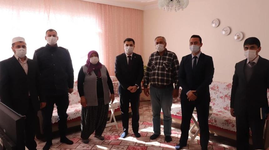 Kaymakam Sarı şehit ailelerinin dualarıyla göreve başladı