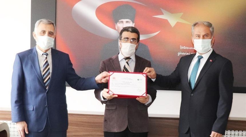 Amasya İlahiyat Fak&uuml;ltesine sıfır atık belgesi