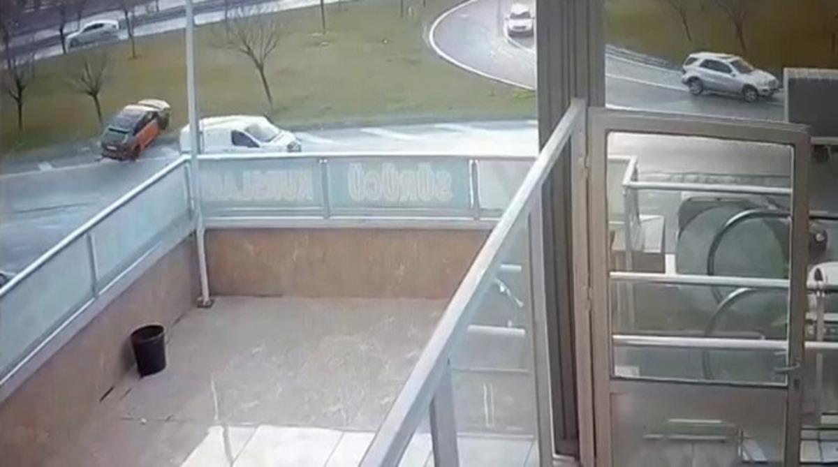 (&Ouml;zel) Avcılar&rsquo;daki feci kaza g&uuml;venlik kamerasında