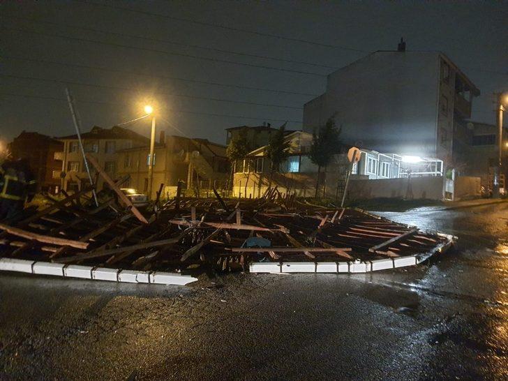 Şiddetli fırtına çatıyı yerinden söktü G1