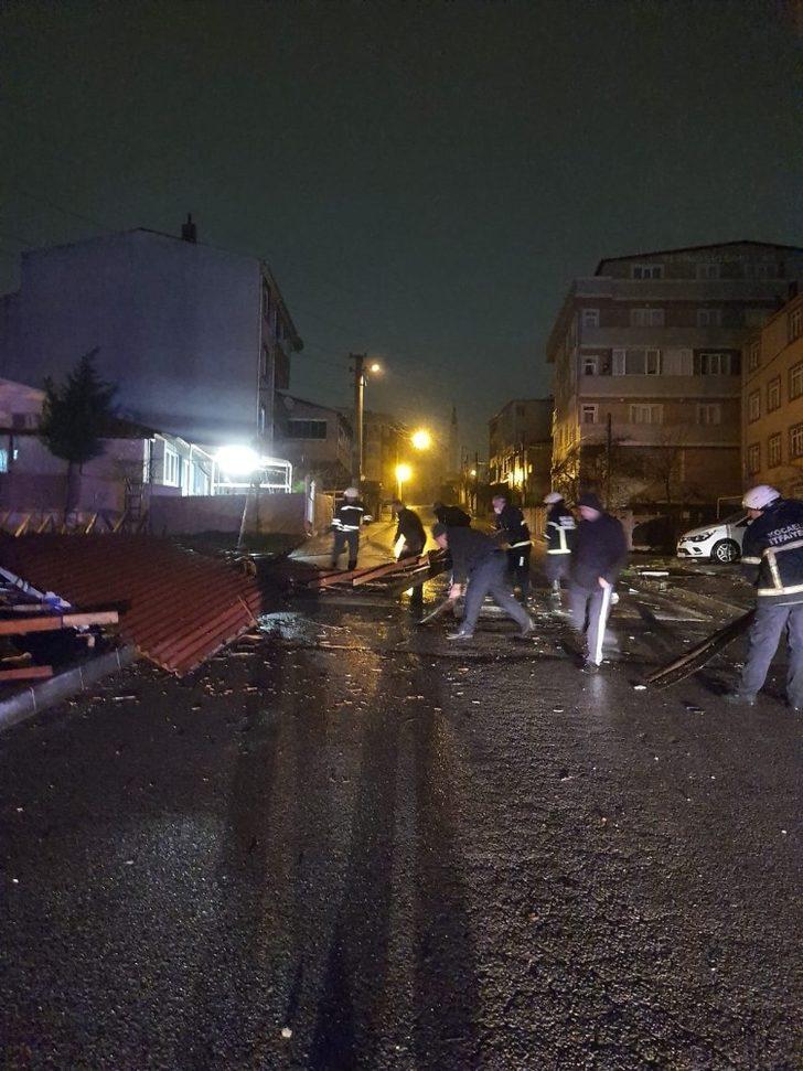 Şiddetli fırtına çatıyı yerinden söktü G3