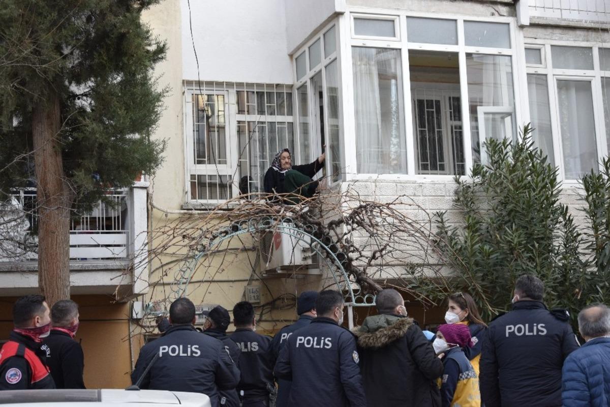 Evin penceresinden klima motorunun &uuml;zerine &ccedil;ıkan yaşlı kadın polisi alarma ge&ccedil;irdi